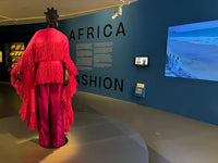 La silhouette d’Imane Ayissi ouvre le parcours de l’exposition Africa Fashion à Paris
