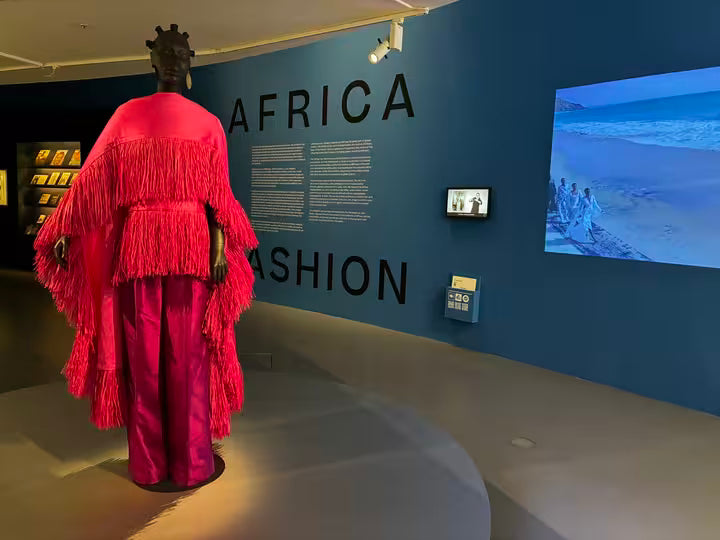 La silhouette d’Imane Ayissi ouvre le parcours de l’exposition Africa Fashion à Paris