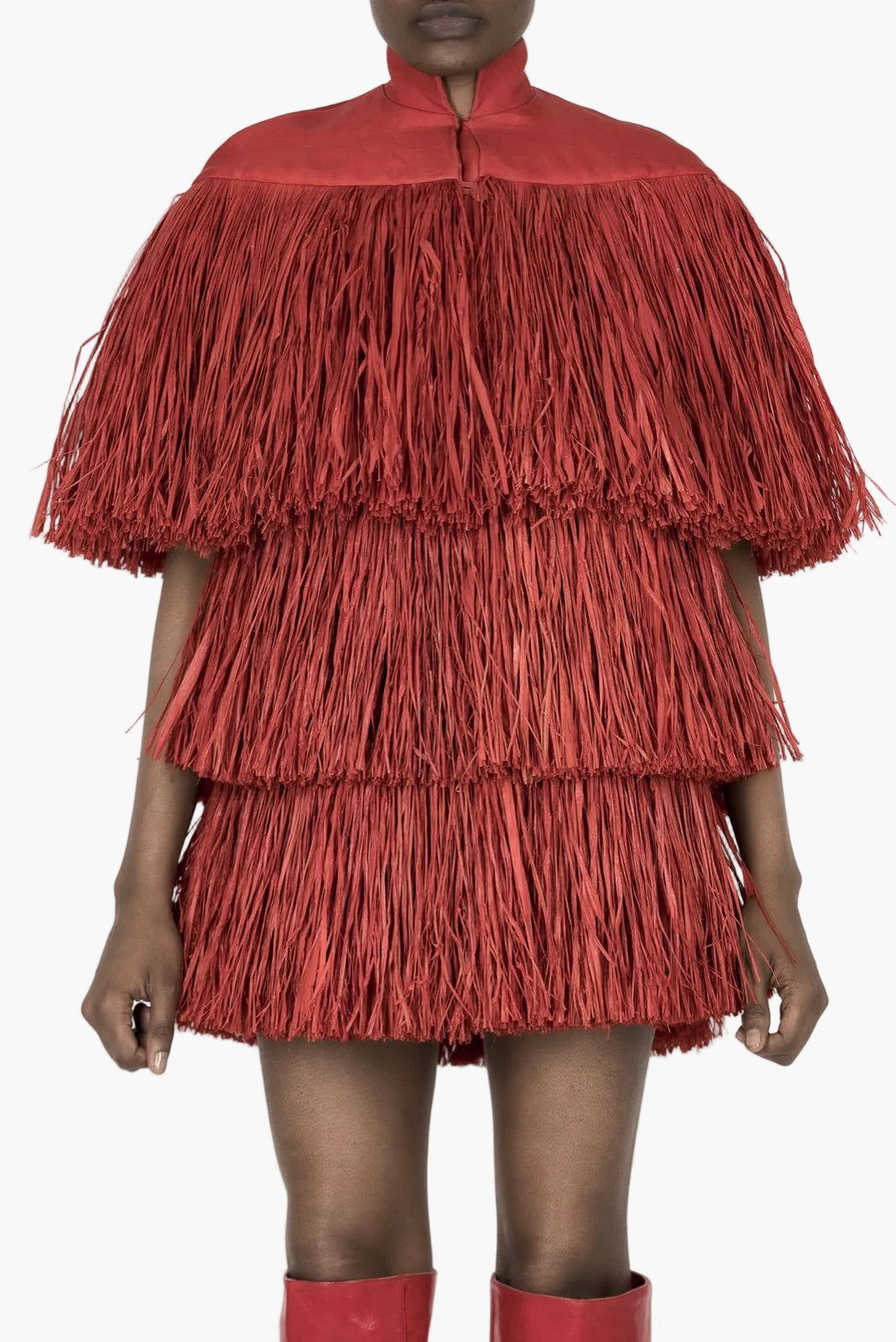 Fringed cape in silk and natural raffia