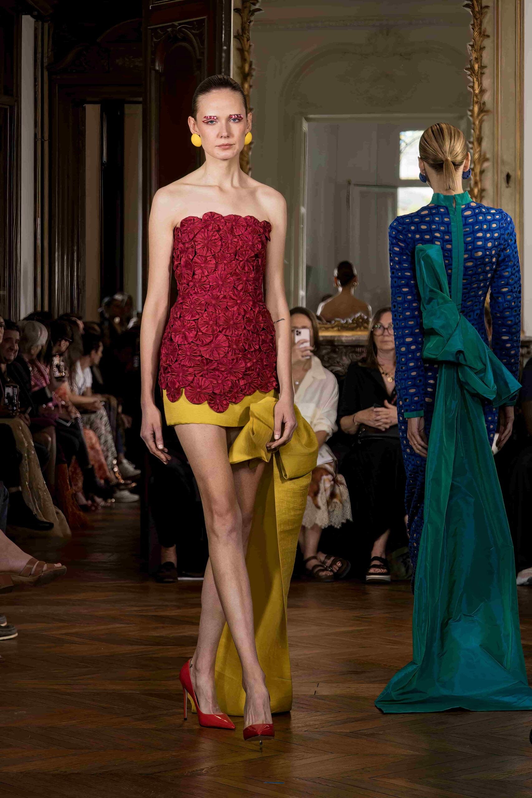 Mini strapless dress in linen and silk gazar and embroidery of silk faille scraps