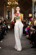 top en fleurs brodées à la main au Sénégal, pantalon en laine et soie 