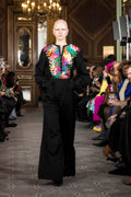 Chemise-boubou en soie et coton brodée à la main au Sénégal, pantalon en laine et soie