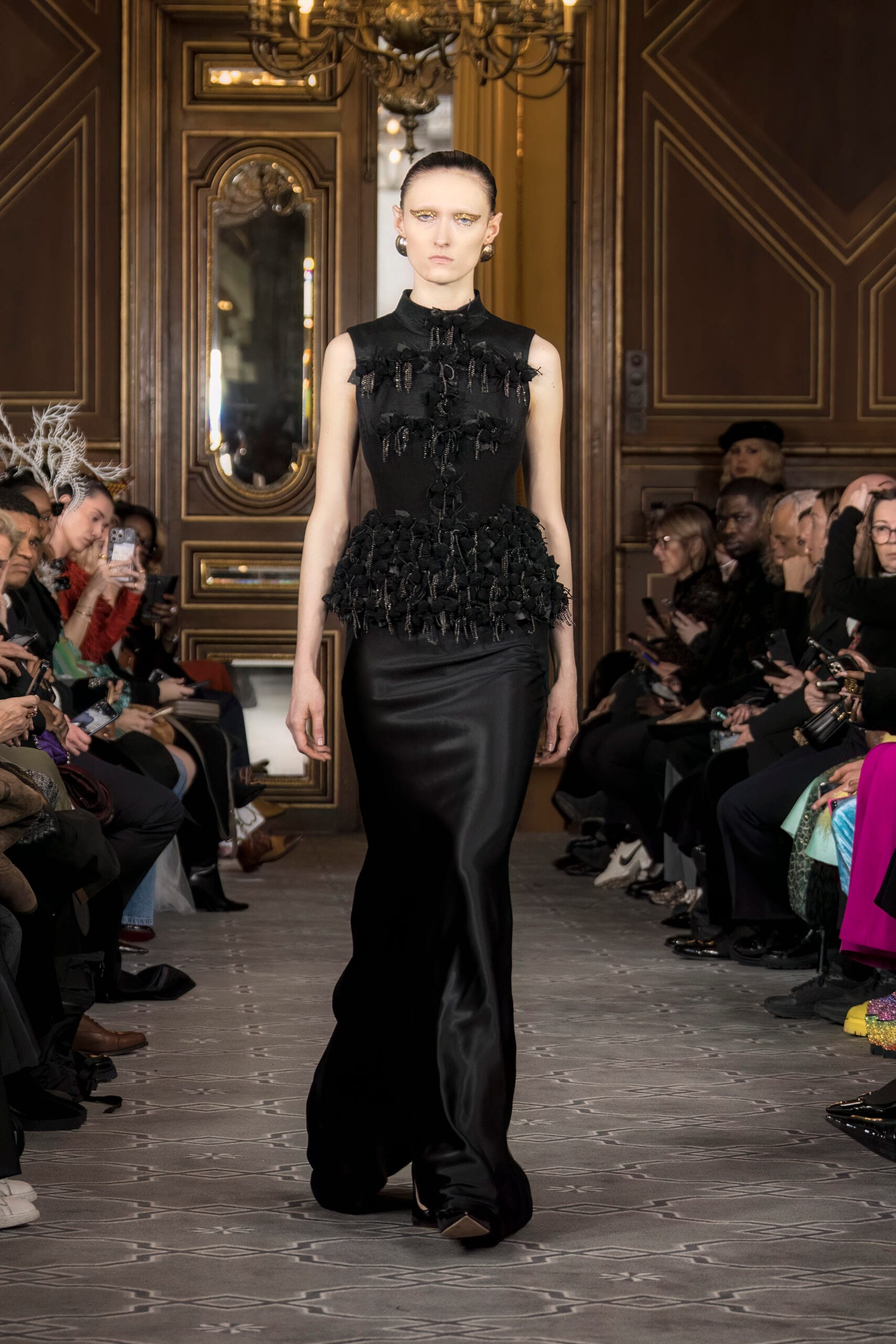 top en soie et coton rebrodé de fleur en alcantara et chaînes métalliques, jupe satin de soie et bambou 