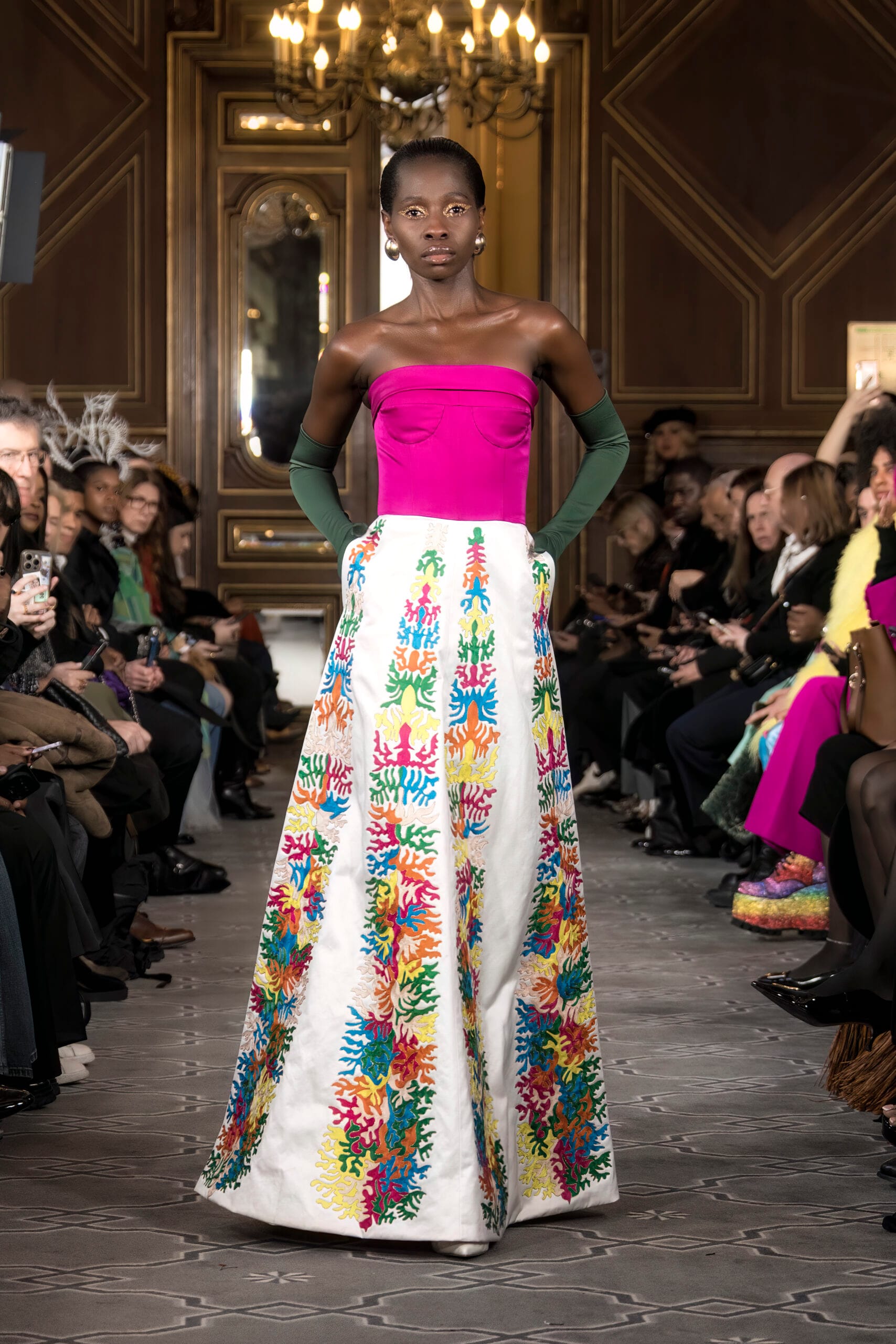 robe bustier en soie et laine et satin de coton et soie rebrodé à la main au Sénégal 