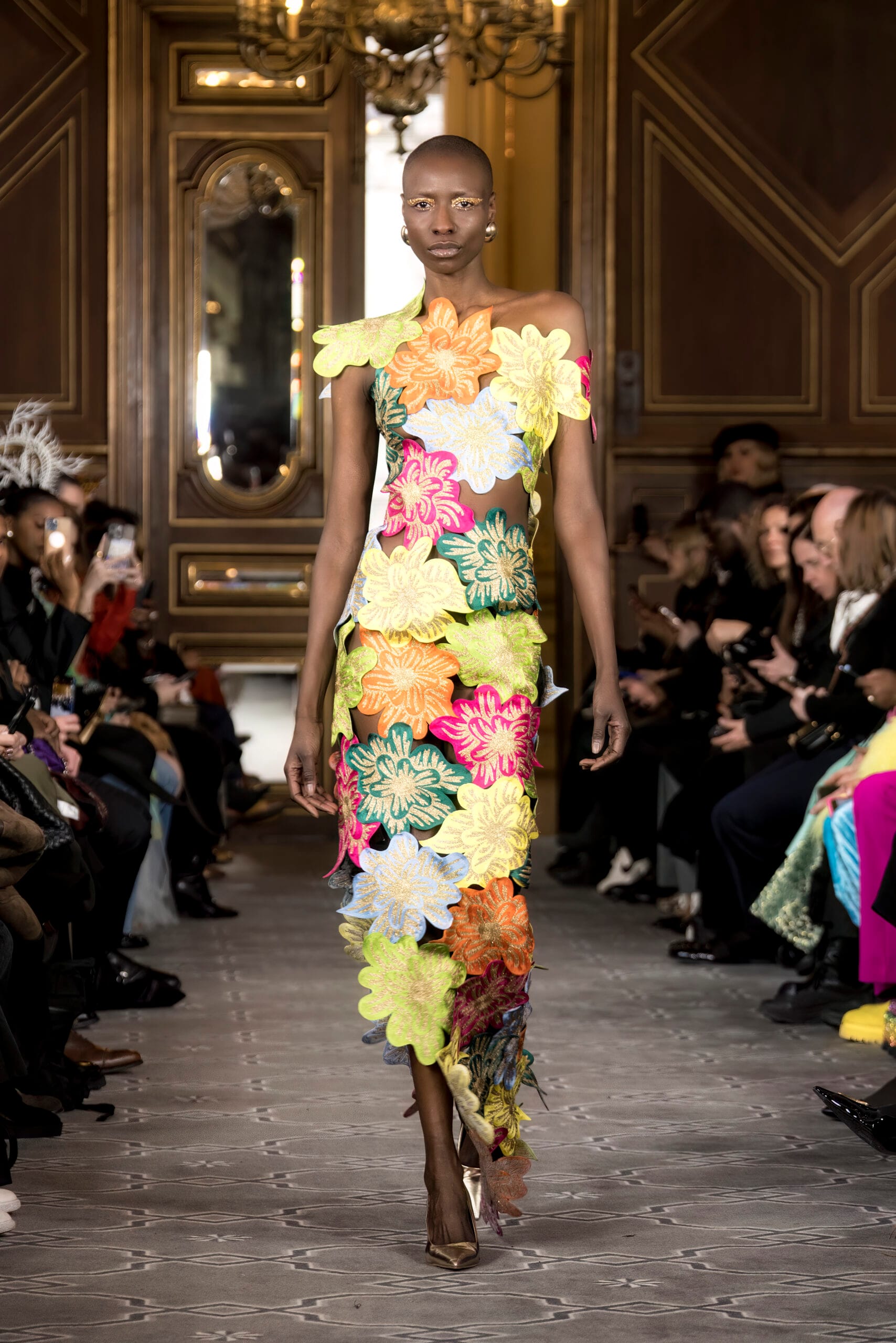 robe fourreau en fleurs brodées à la main au Sénégal 