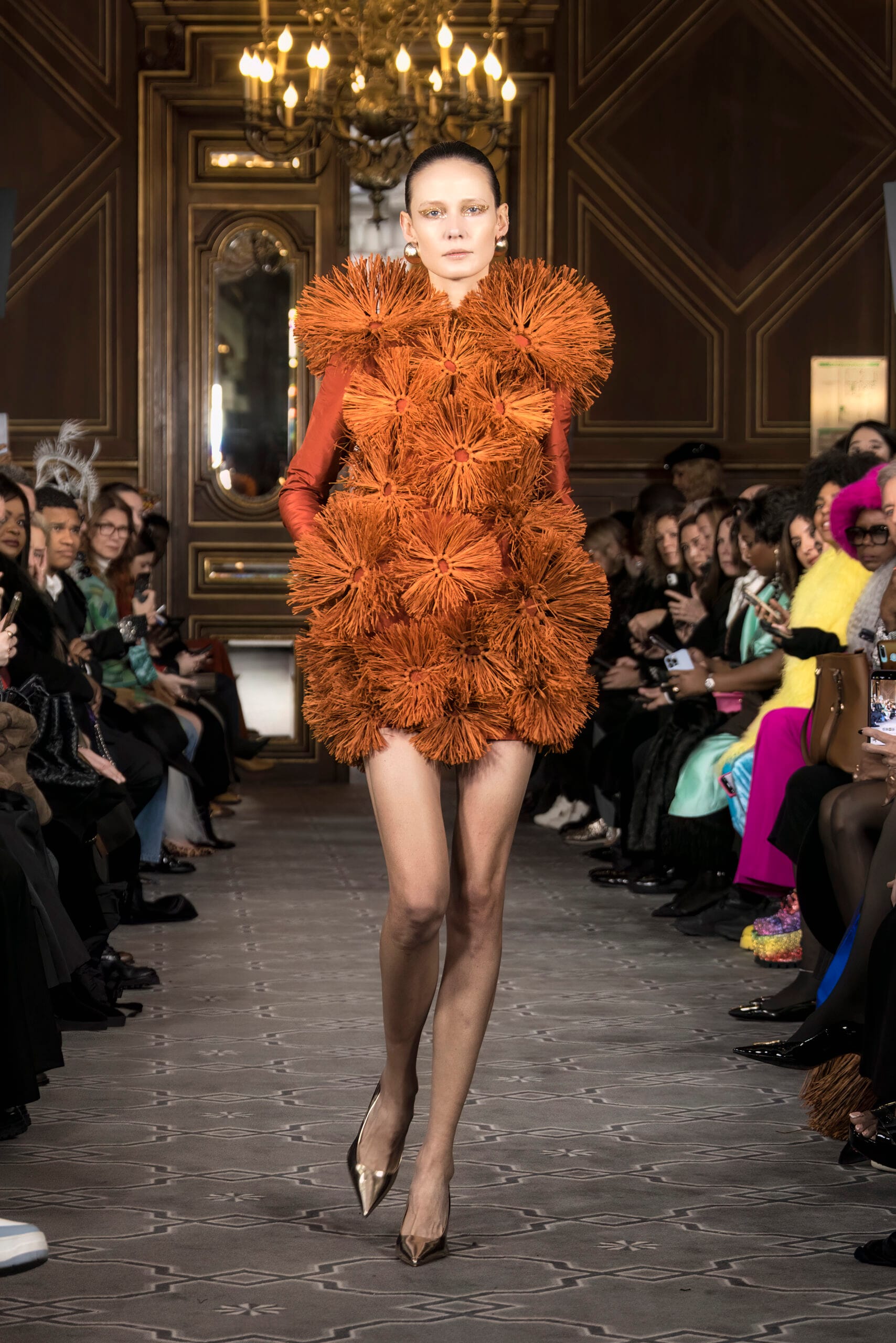 robe en doupion de soie avec applications de raphia