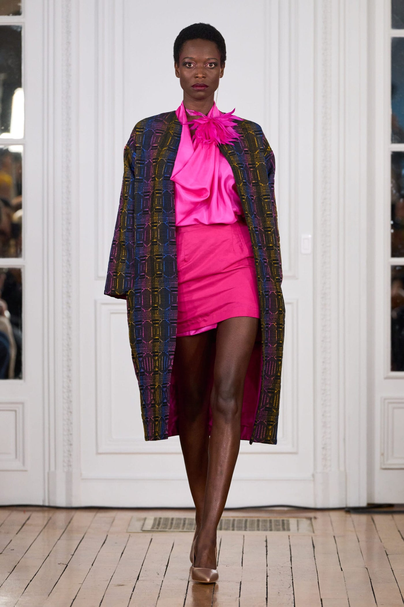 Coat in cotton Kenté, hand-woven in Ghana, lined with silk doupion, silk and acetate mini-skirt, draped silk top