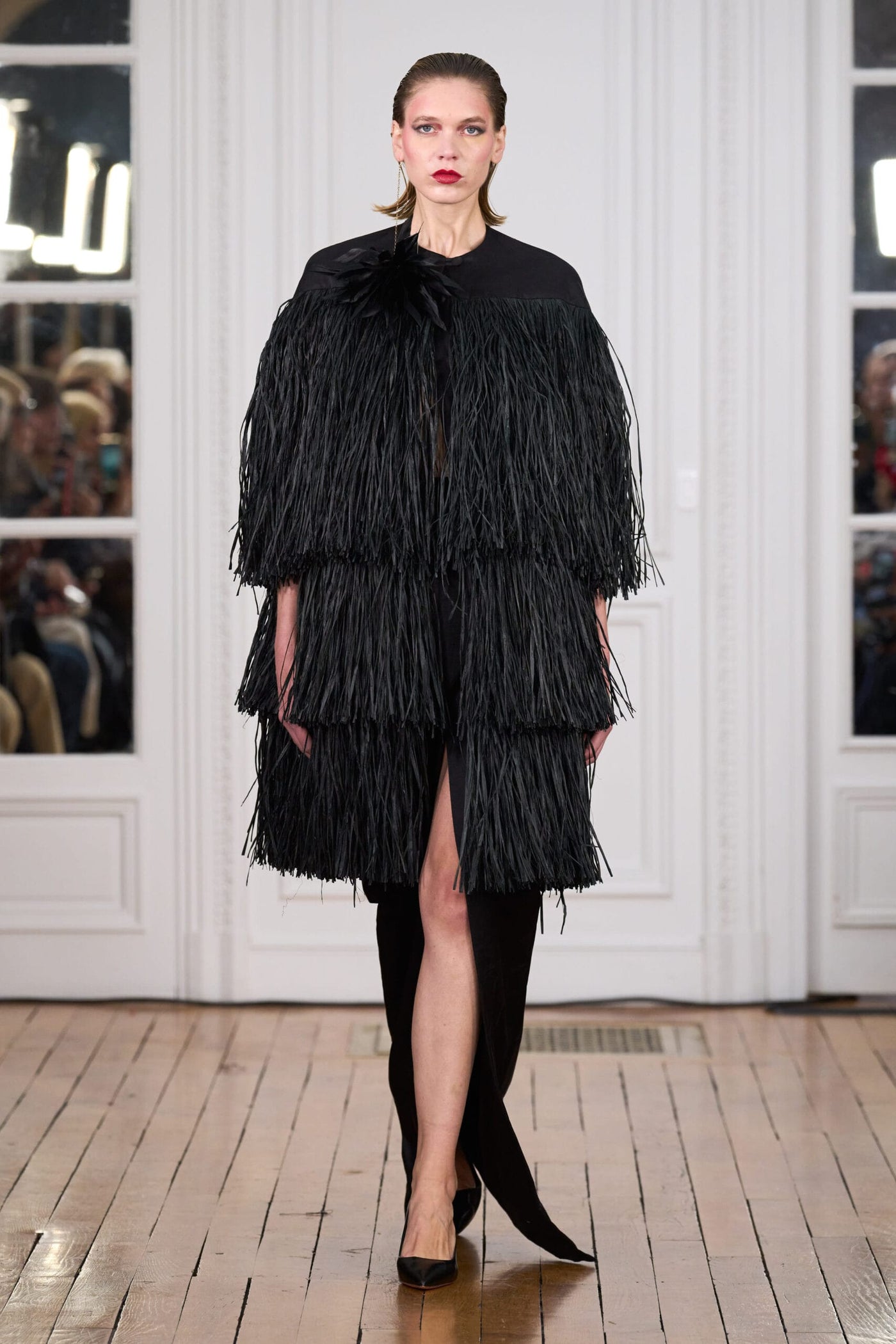 Set with cape in doupionné silk satin and fringes of natural madagascar raffia, matching pencil skirt in doupionné silk satin.
